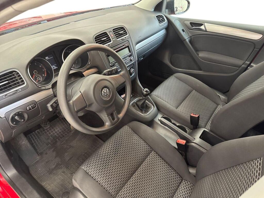 Volkswagen Golf 2010 Punainen