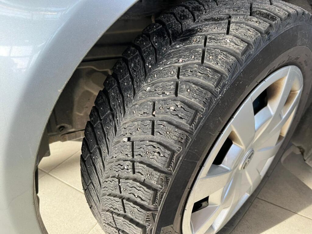 Toyota Avensis 2010 Harmaa