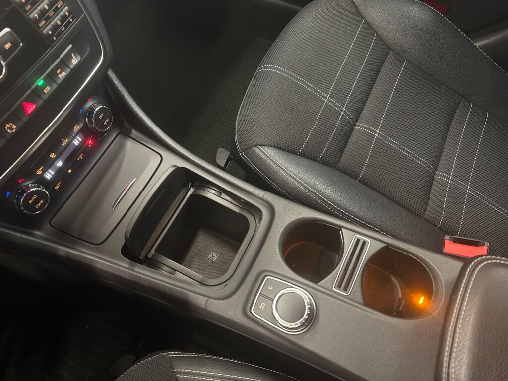 Mercedes-Benz CLA 2013 Musta