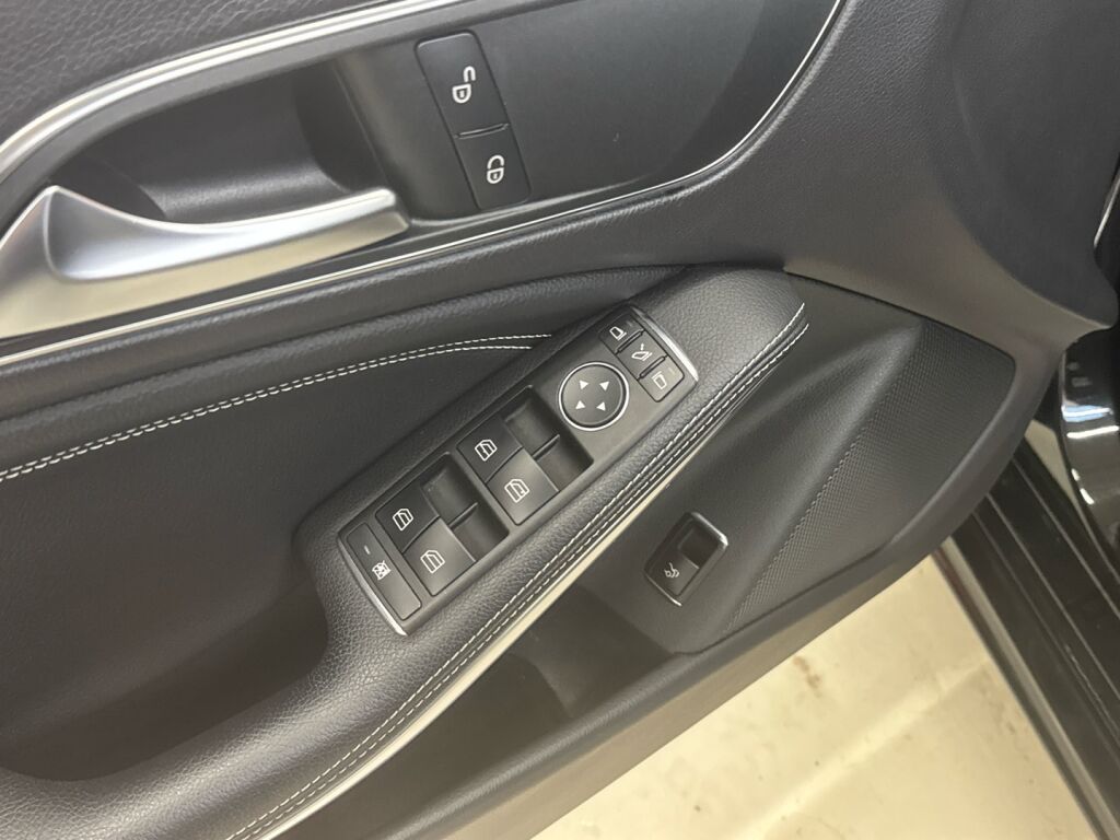 Mercedes-Benz CLA 2013 Musta