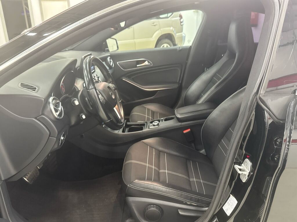 Mercedes-Benz CLA 2013 Musta