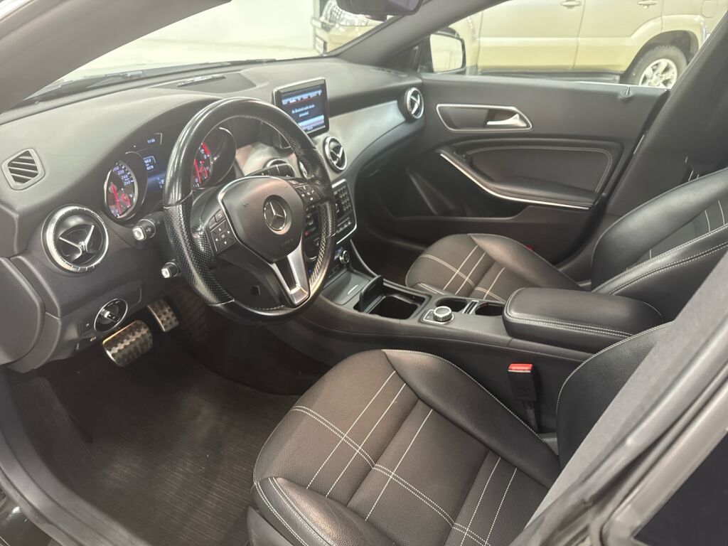Mercedes-Benz CLA 2013 Musta