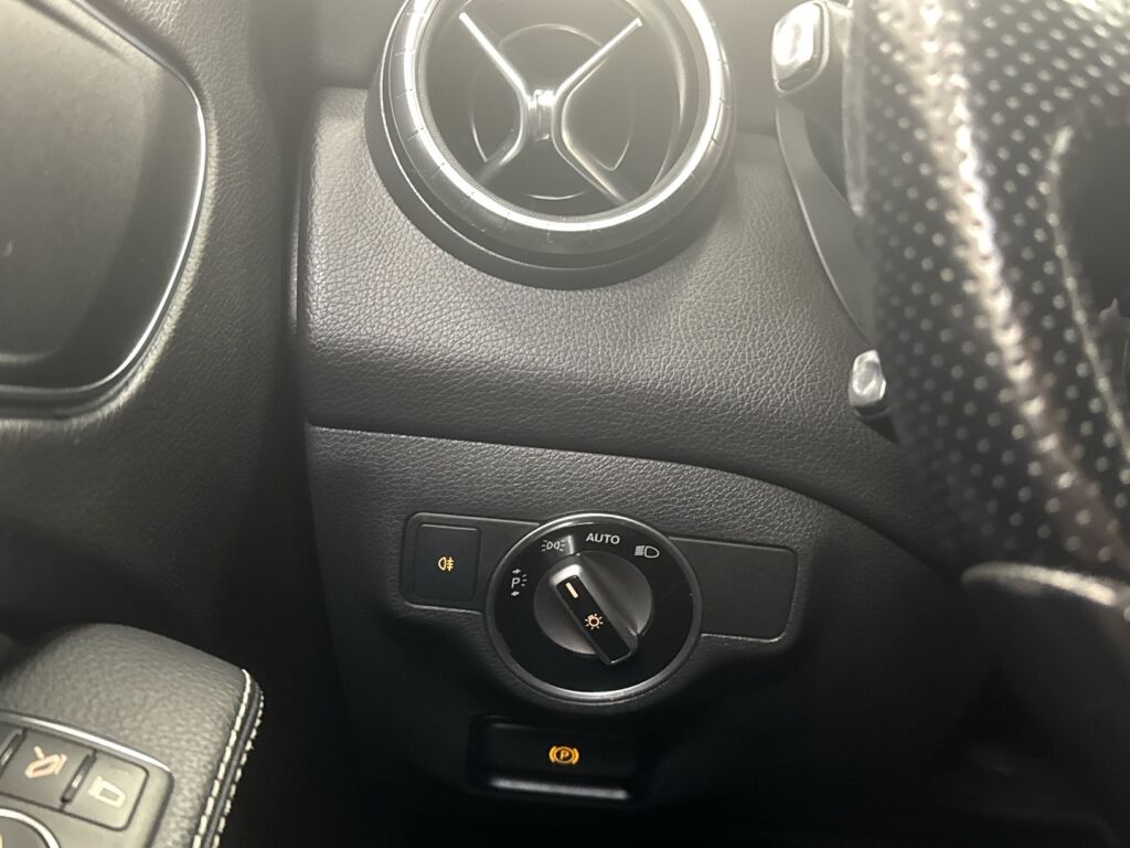 Mercedes-Benz CLA 2013 Musta