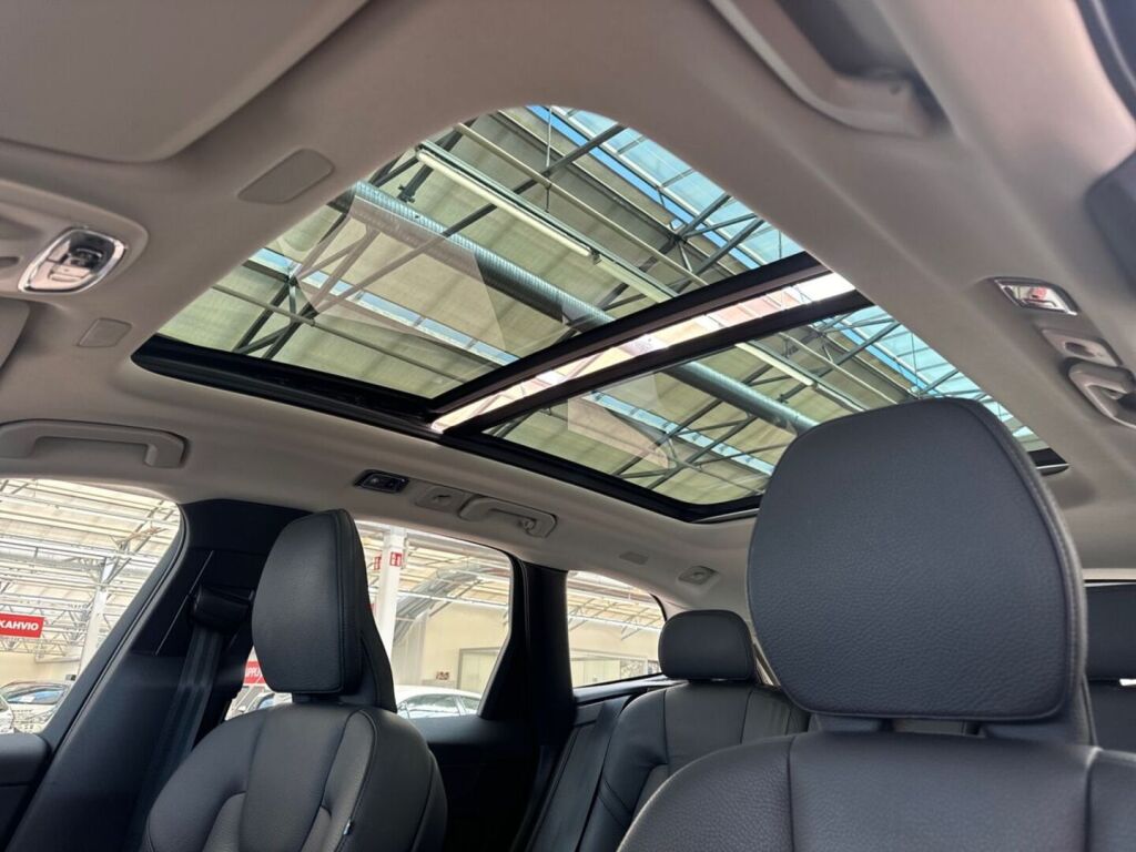 Volvo XC60 2021 Musta