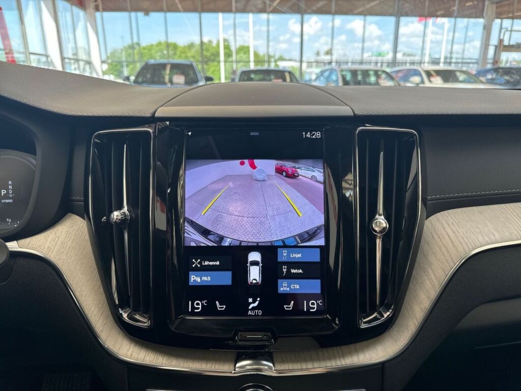 Volvo XC60 2021 Musta