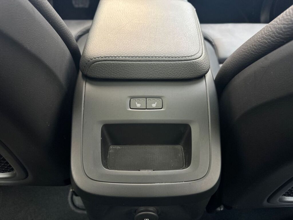 Volvo XC60 2021 Musta