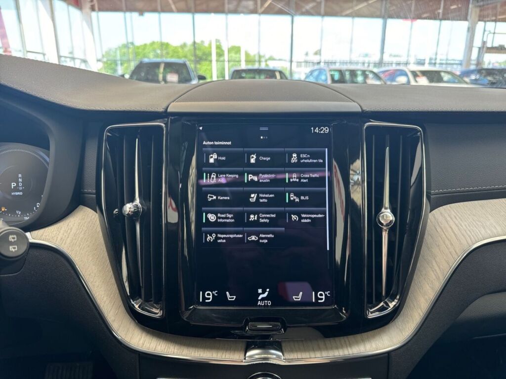 Volvo XC60 2021 Musta