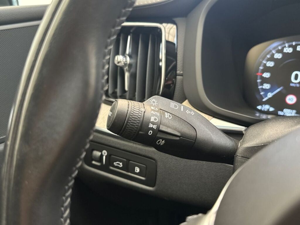 Volvo XC60 2021 Musta