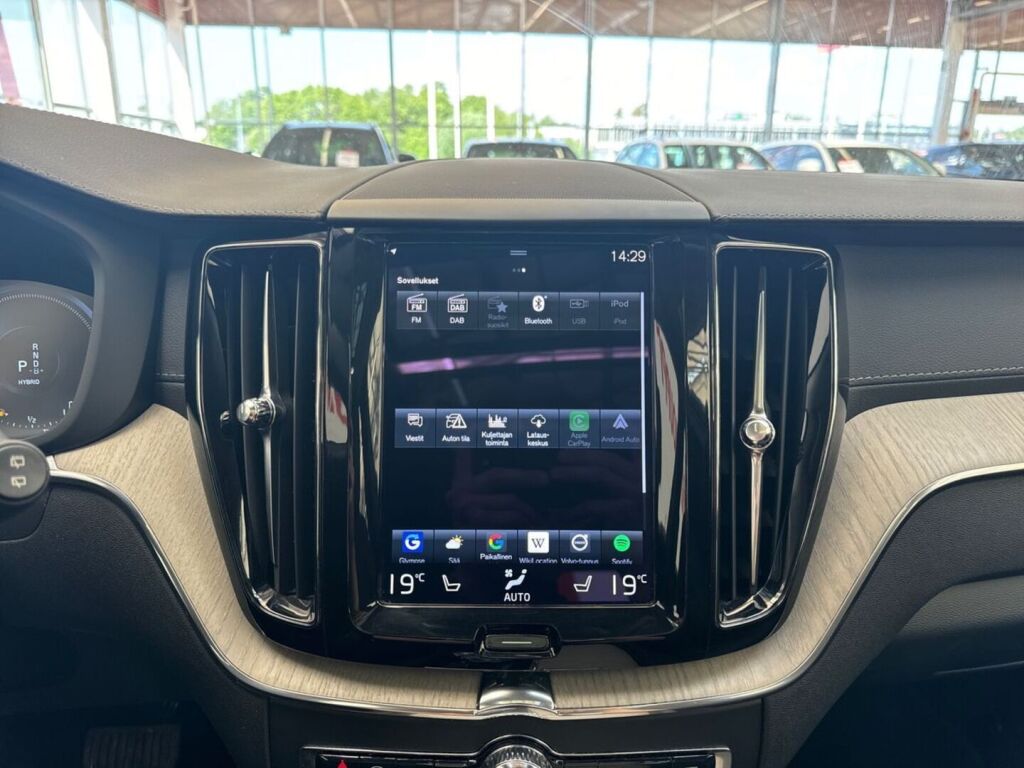 Volvo XC60 2021 Musta