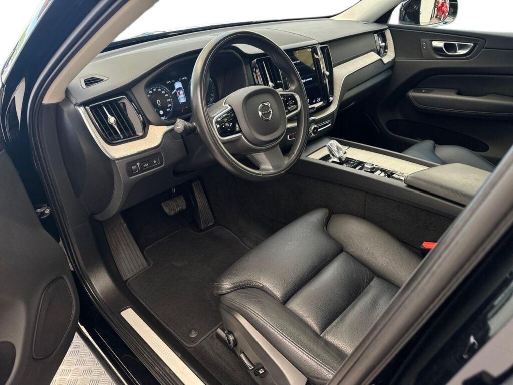 Volvo XC60 2021 Musta