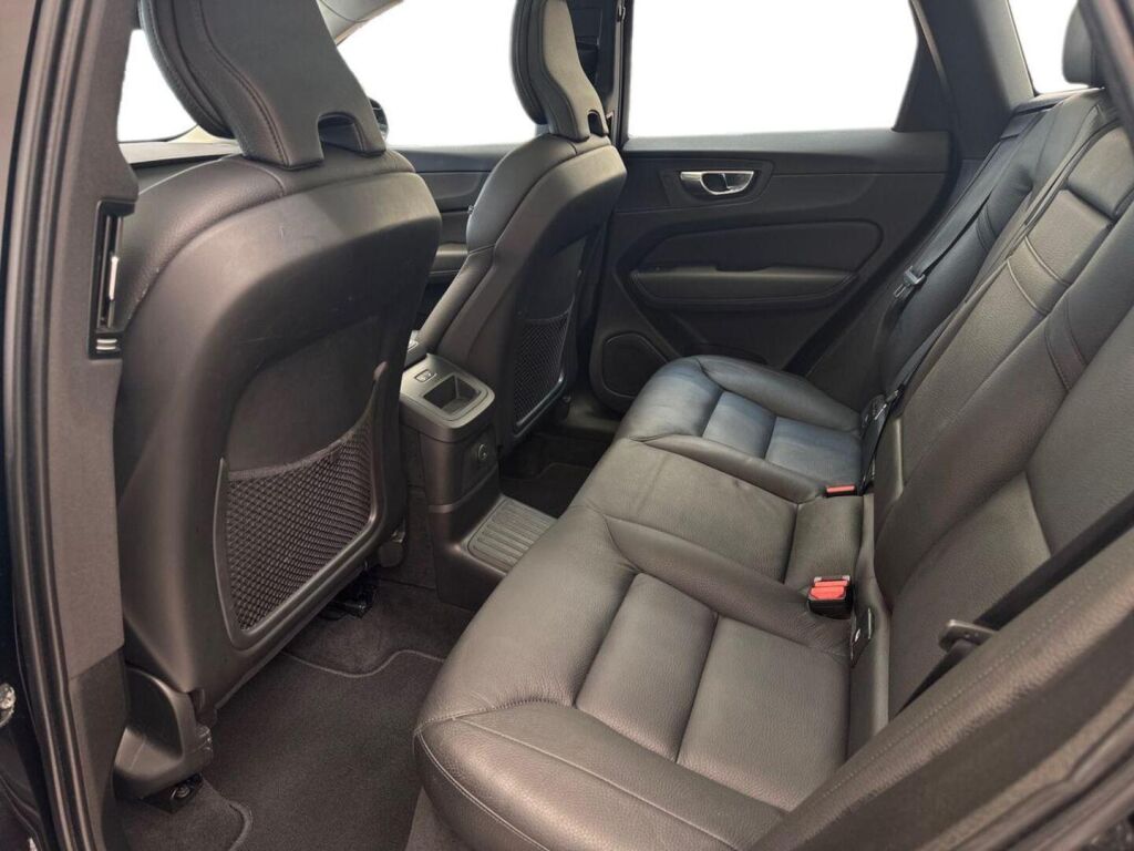 Volvo XC60 2021 Musta