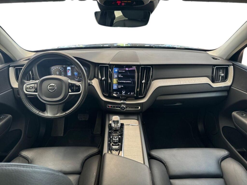 Volvo XC60 2021 Musta