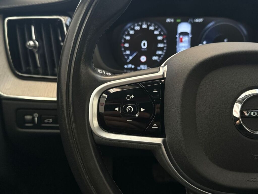 Volvo XC60 2021 Musta