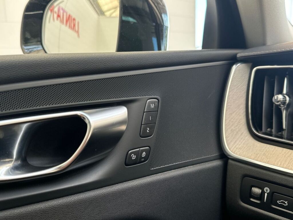 Volvo XC60 2021 Musta
