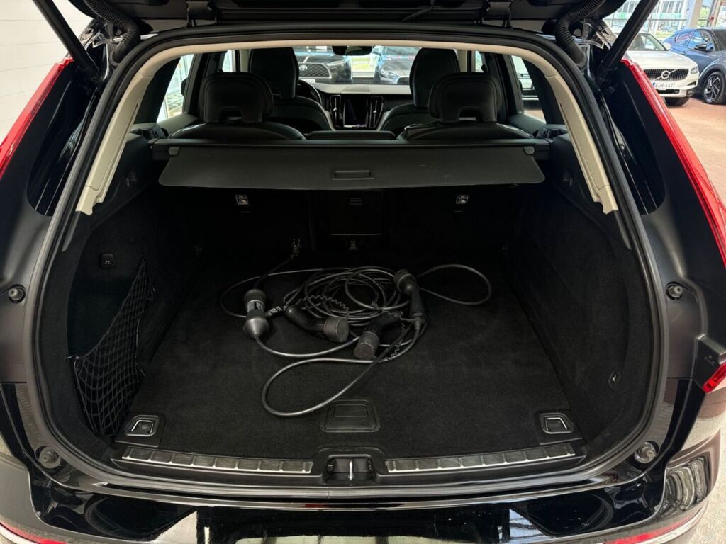 Volvo XC60 2021 Musta