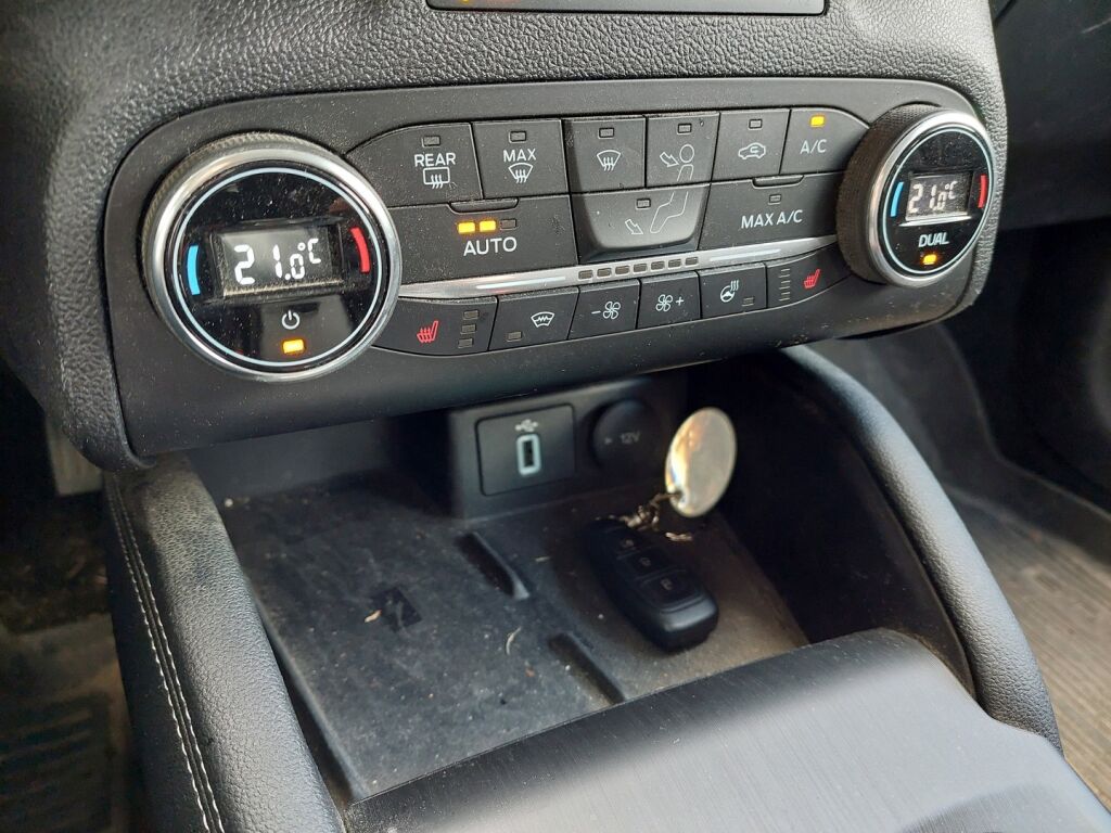 Ford Focus 2020 Punainen