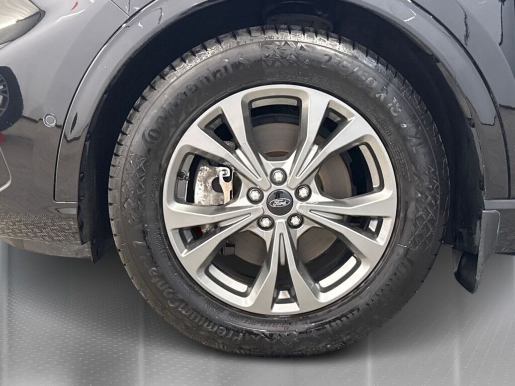 Ford Kuga 2020 Musta