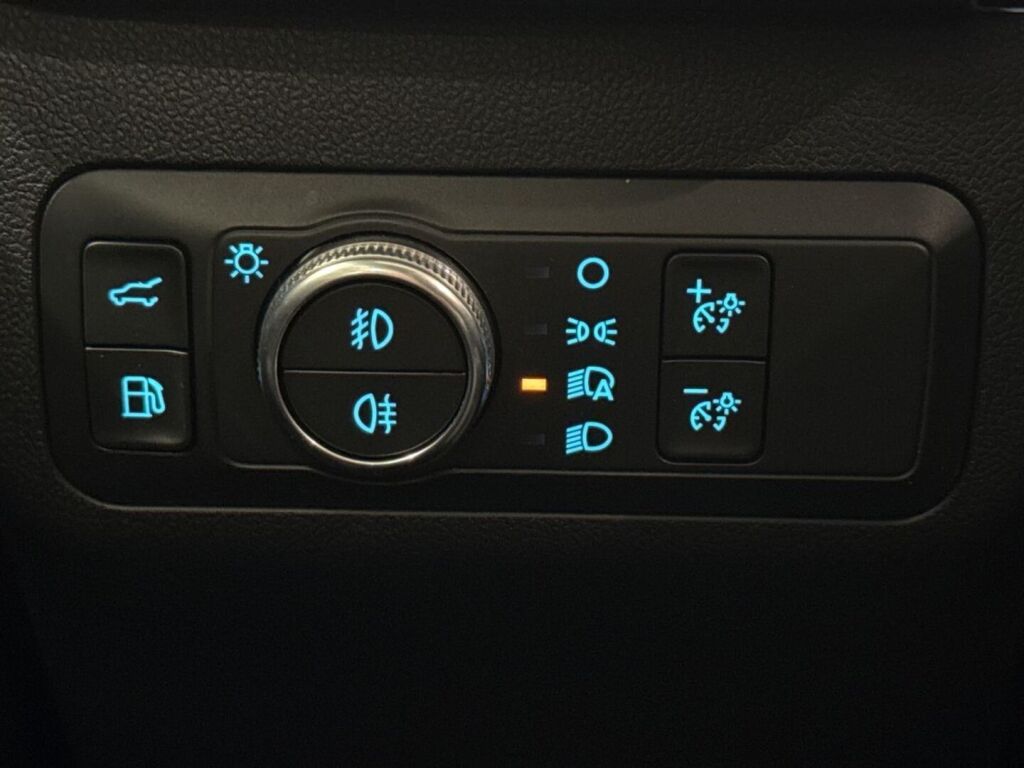 Ford Kuga 2020 Musta