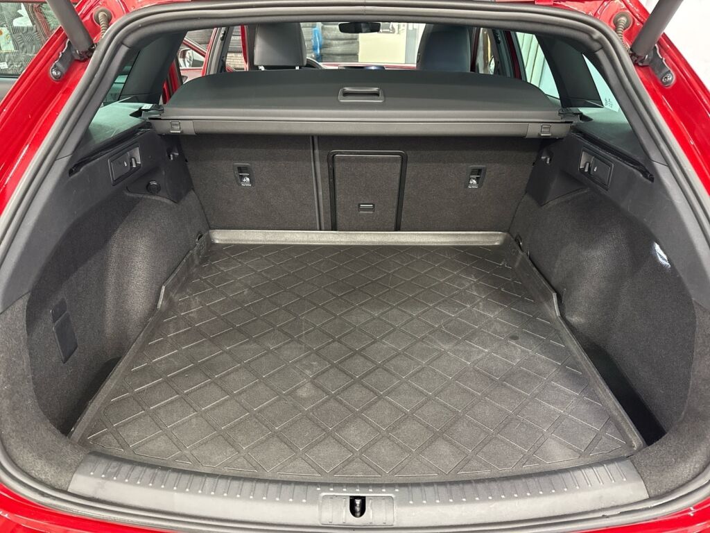 Seat Leon Sportstourer 2021 Punainen