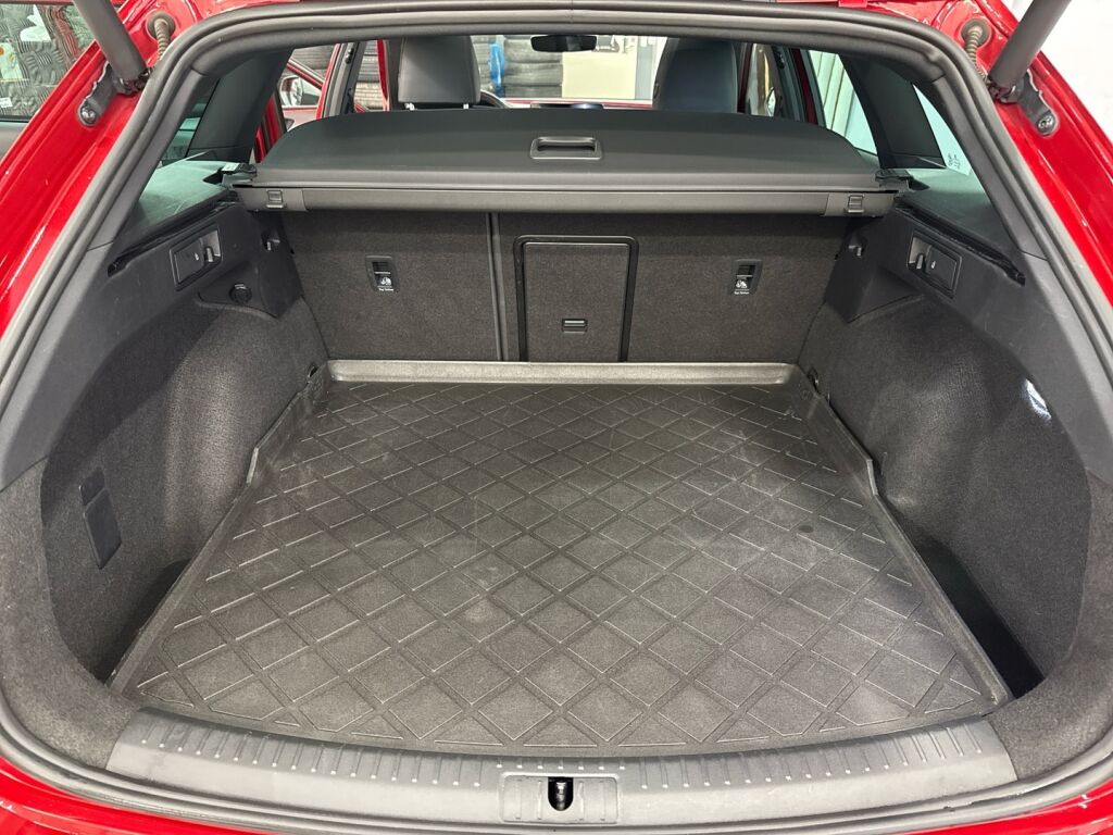 Seat Leon Sportstourer 2021 Punainen