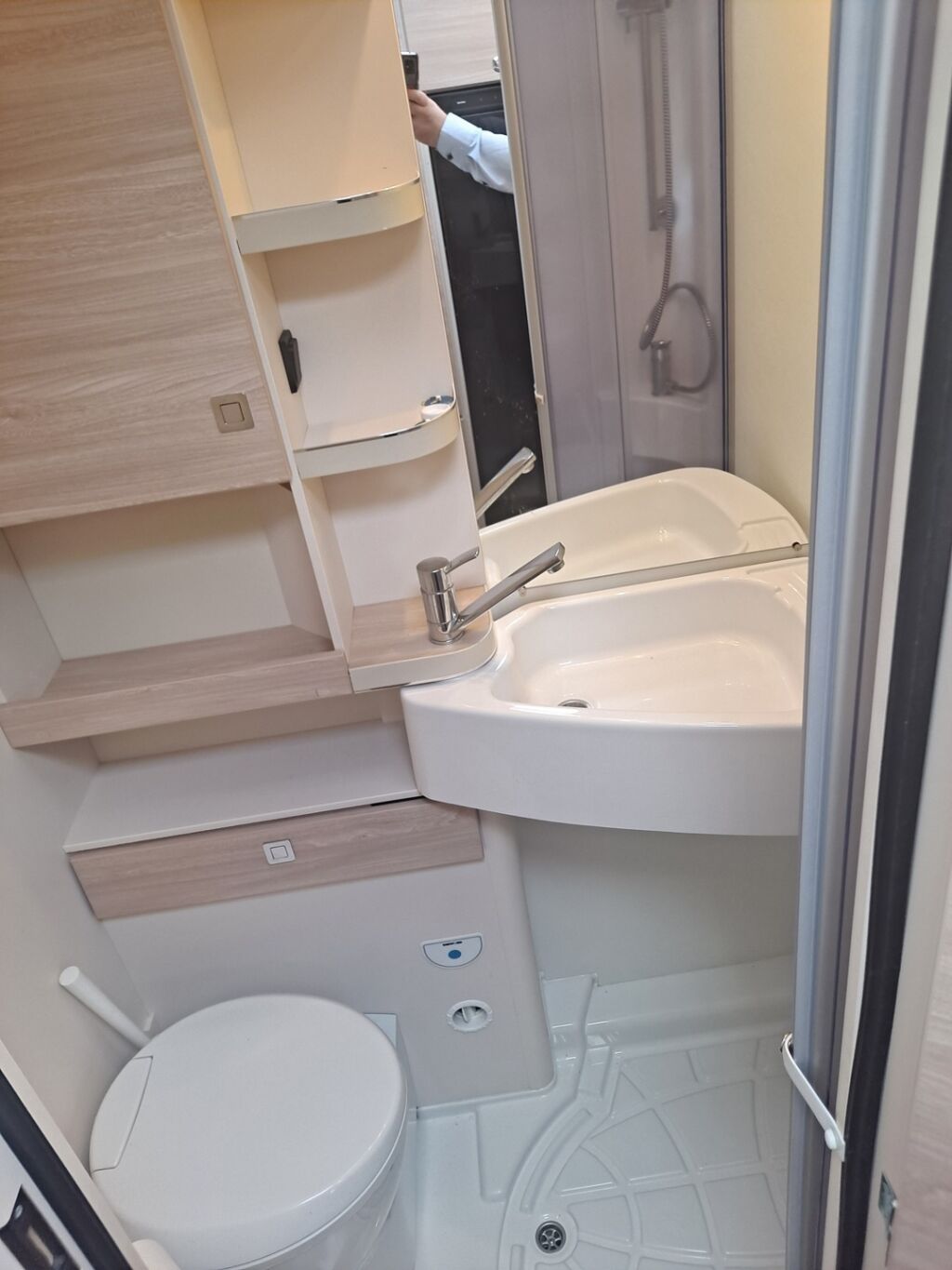 Eura mobil ACTIVA ONE 690 HB 2021 Valkoinen