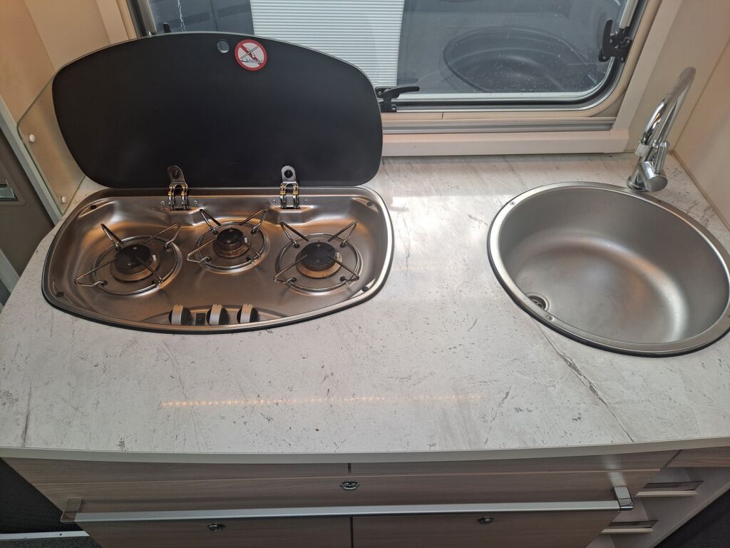 Eura mobil ACTIVA ONE 690 HB 2021 Valkoinen