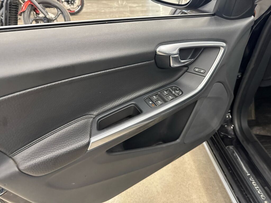 Volvo V60 2011 Musta