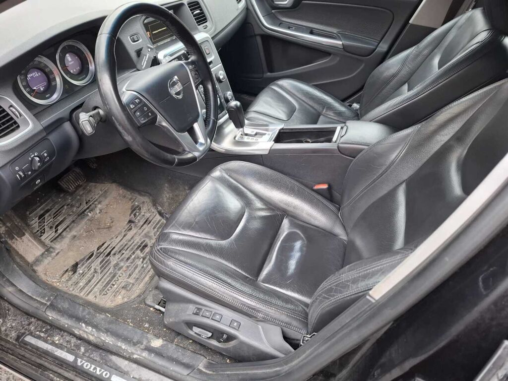 Volvo V60 2011 Musta