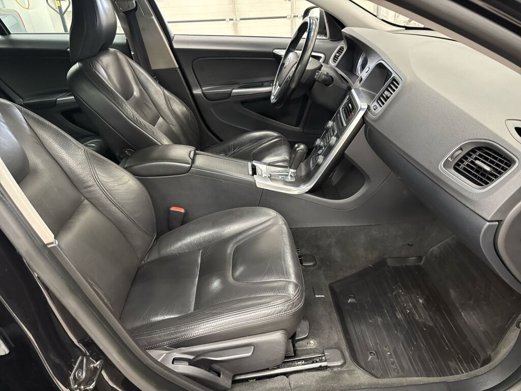 Volvo V60 2011 Musta