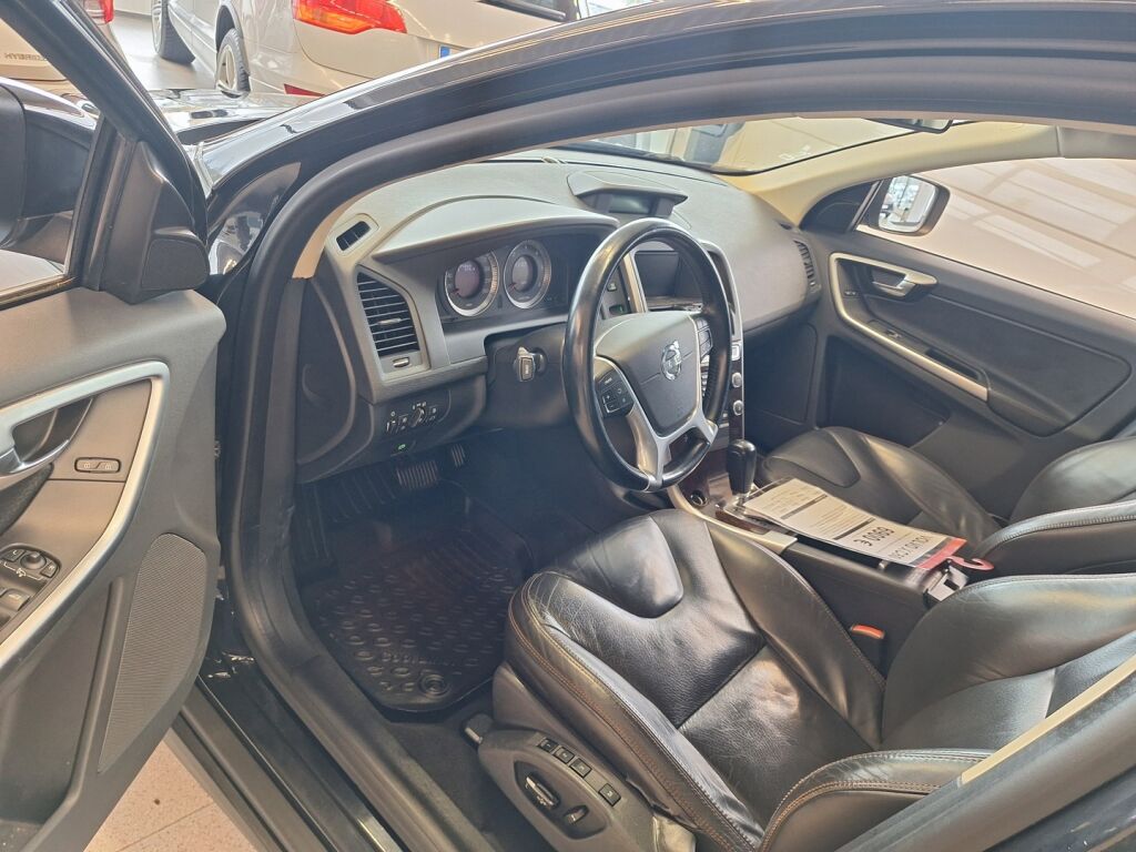 Volvo XC60 2010 Musta