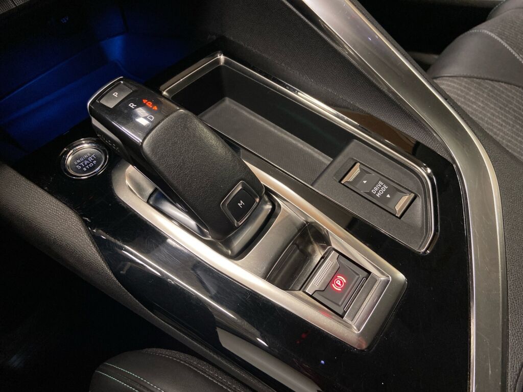 Peugeot 3008 2021 Punainen