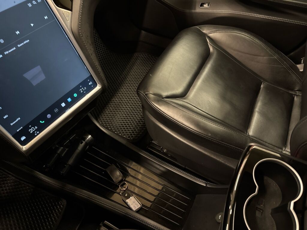 Tesla Model S 2015 Musta