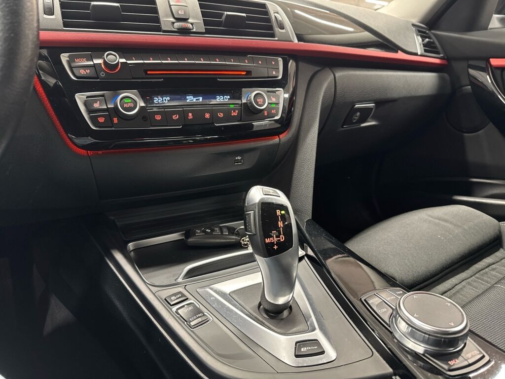 BMW 330 2018 Musta