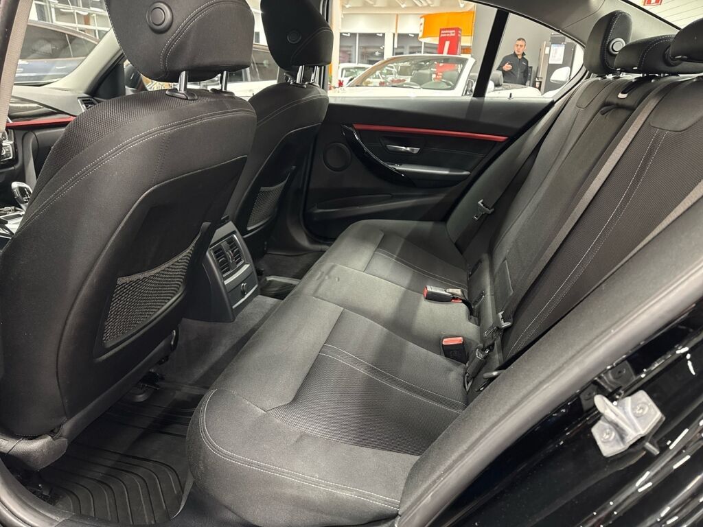 BMW 330 2018 Musta