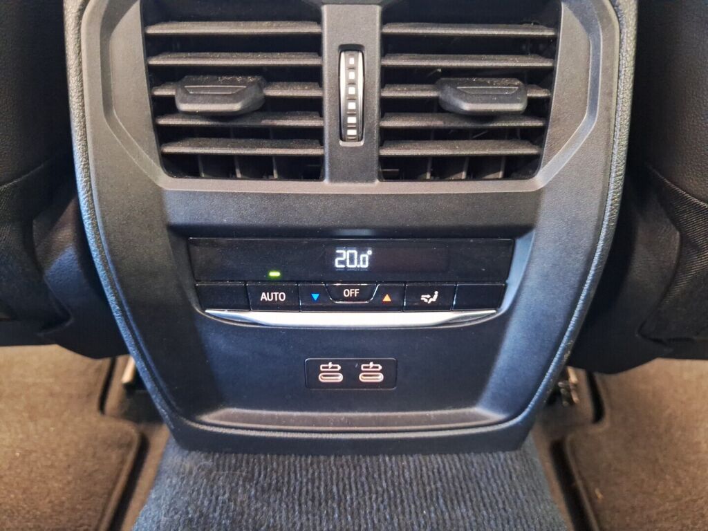 BMW 330 2023 Valkoinen