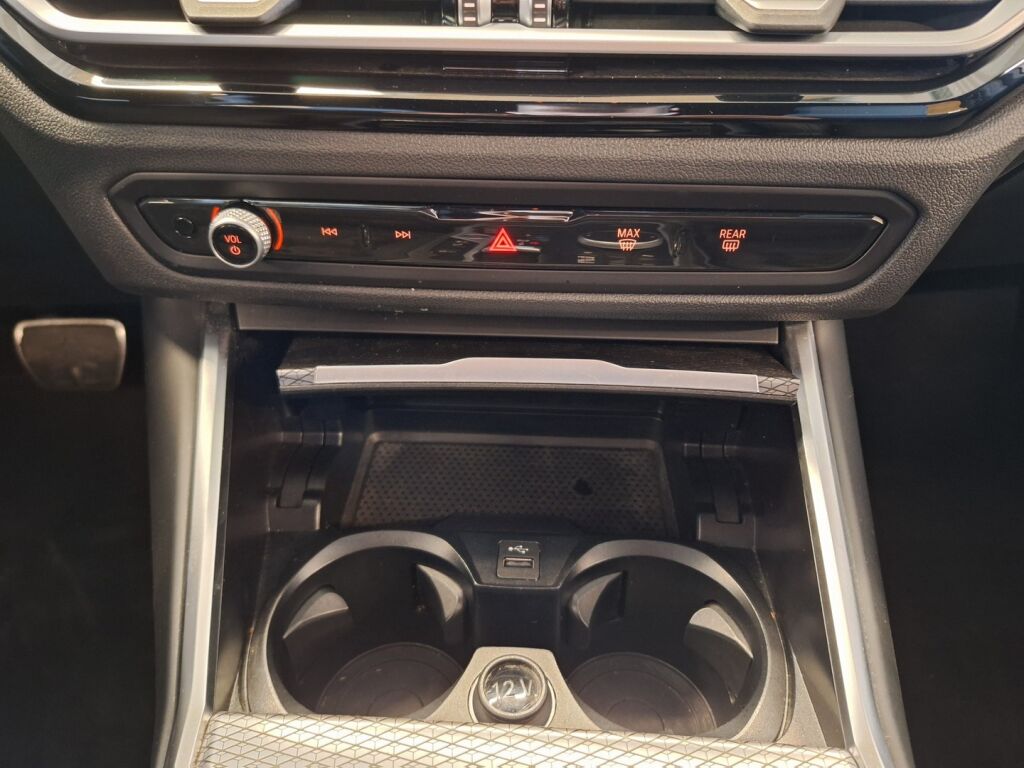 BMW 330 2023 Valkoinen