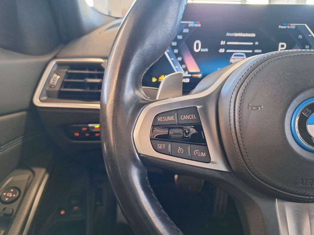 BMW 330 2023 Valkoinen