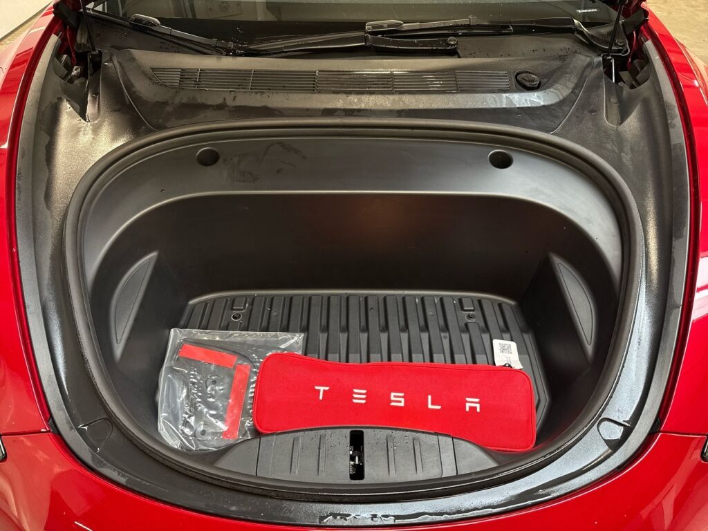 Tesla Model 3 2021 Punainen