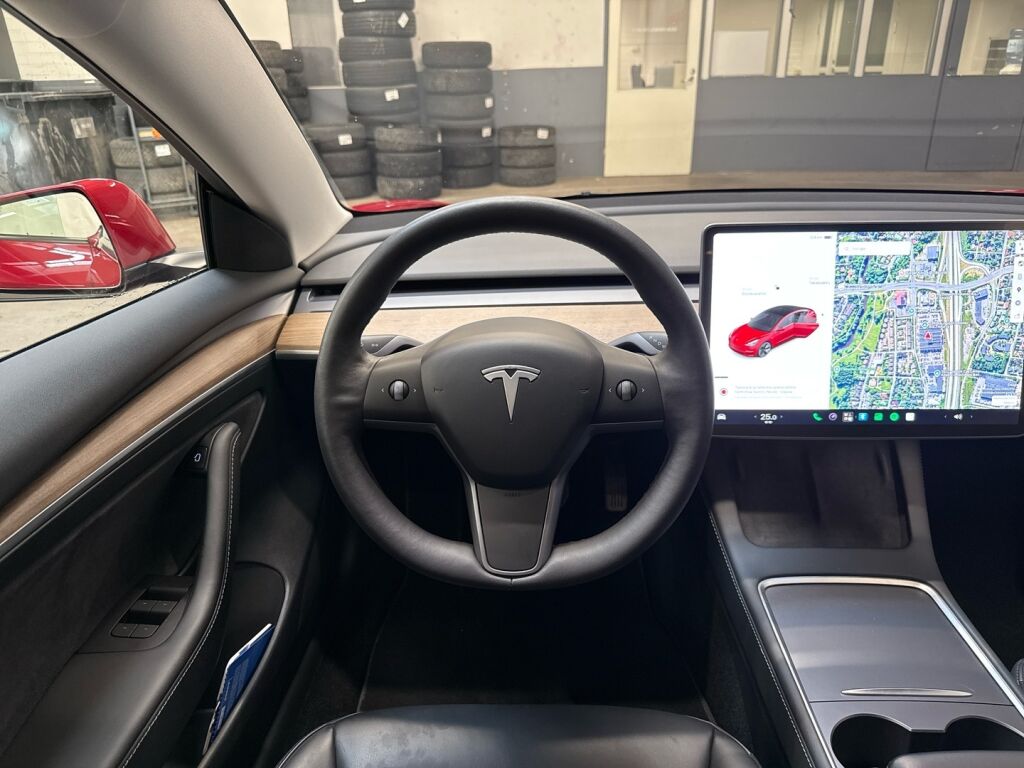 Tesla Model 3 2021 Punainen