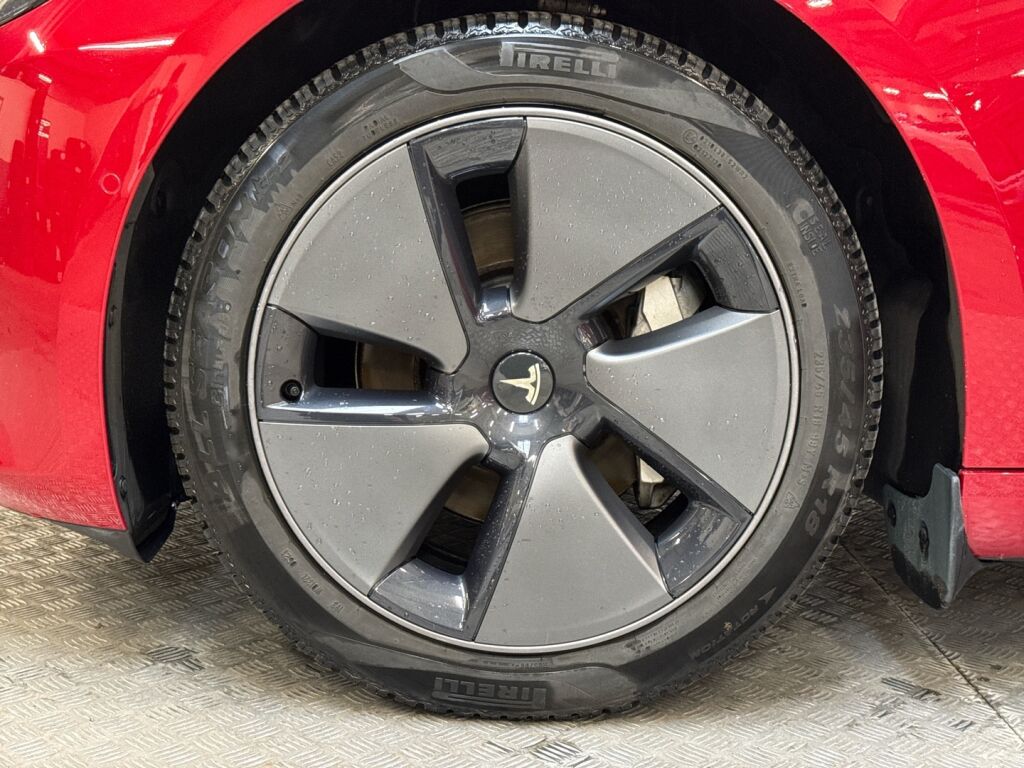Tesla Model 3 2021 Punainen
