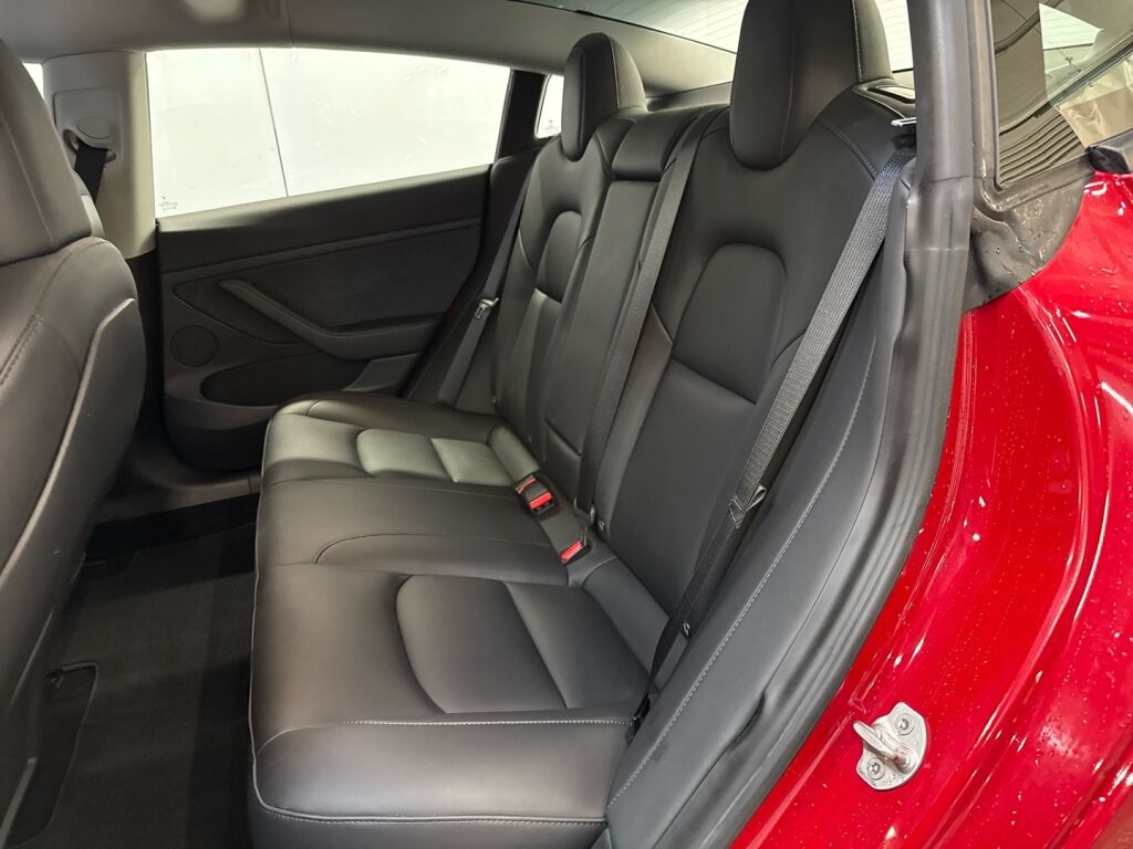 Tesla Model 3 2021 Punainen