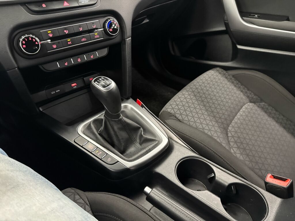 Kia Ceed 2023 Ruskea (beige)