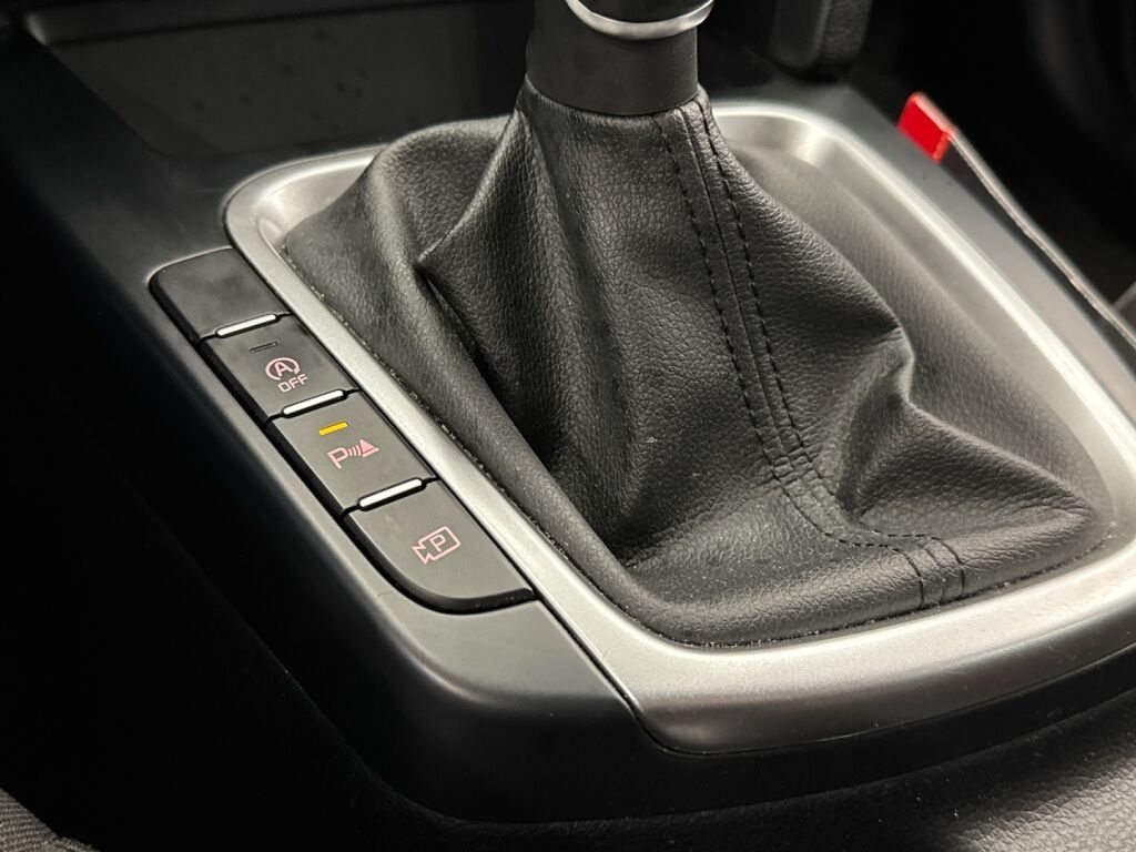 Kia Ceed 2023 Ruskea (beige)