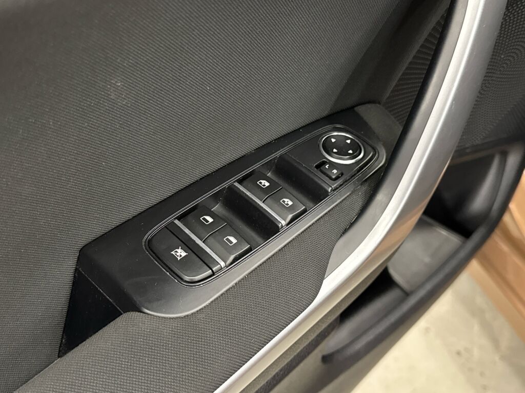 Kia Ceed 2023 Ruskea (beige)