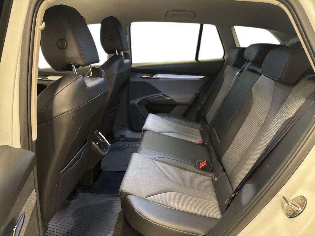 Skoda Enyaq 2023 Valkoinen