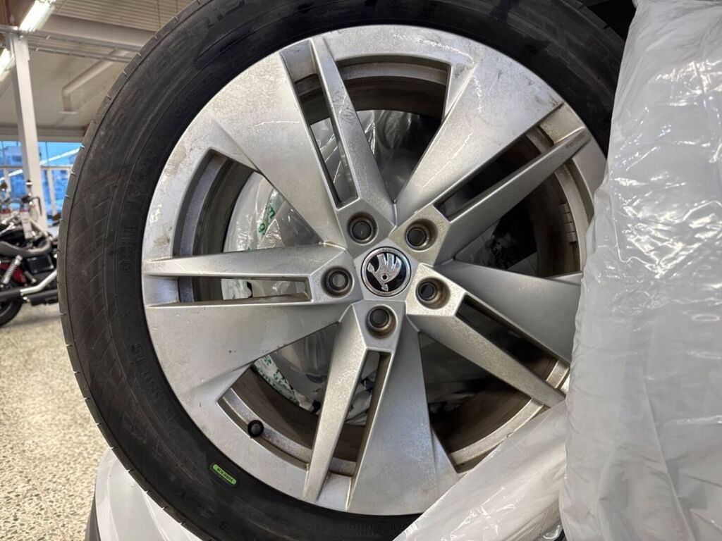 Skoda Enyaq 2023 Valkoinen