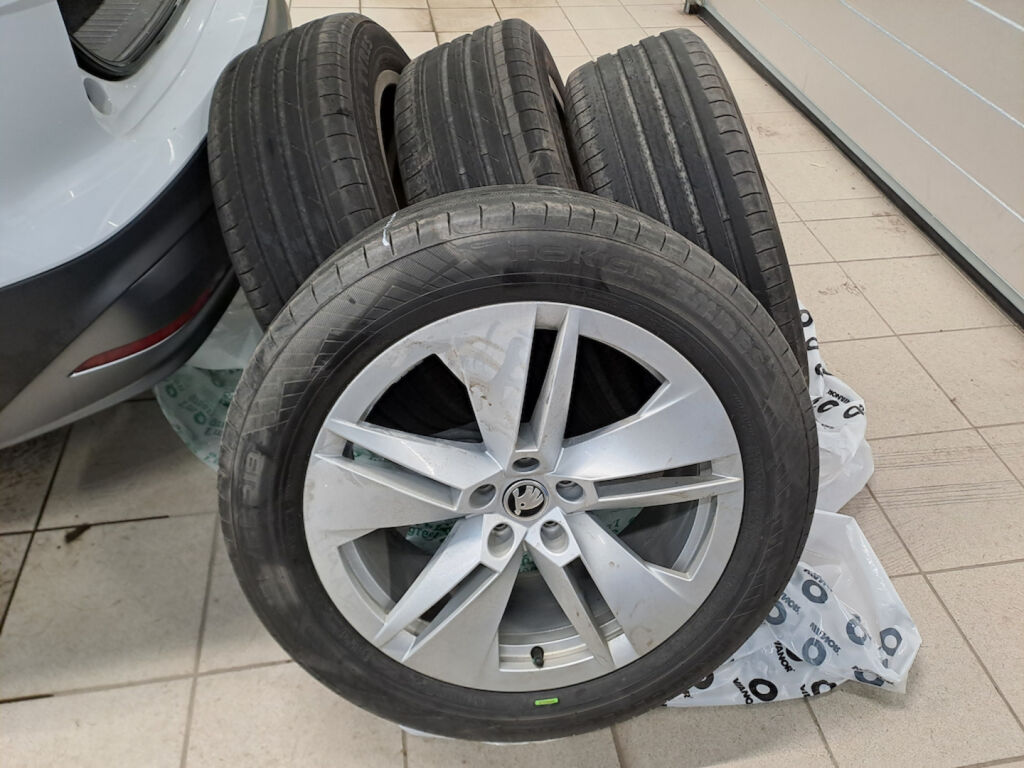 Skoda Enyaq 2023 Valkoinen