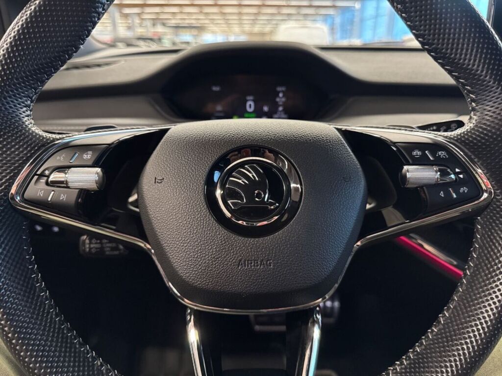 Skoda Enyaq 2023 Punainen