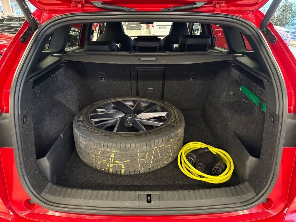 Skoda Enyaq 2023 Punainen