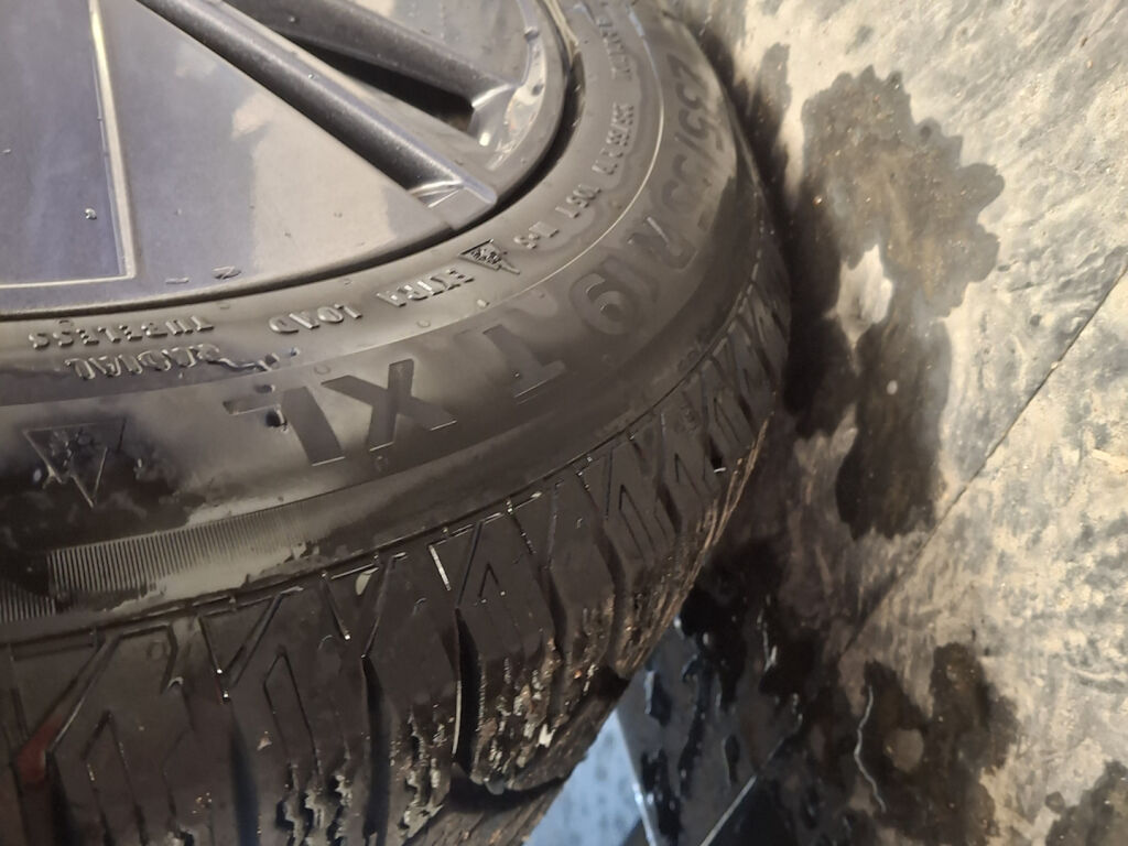 Skoda Enyaq 2023 Punainen